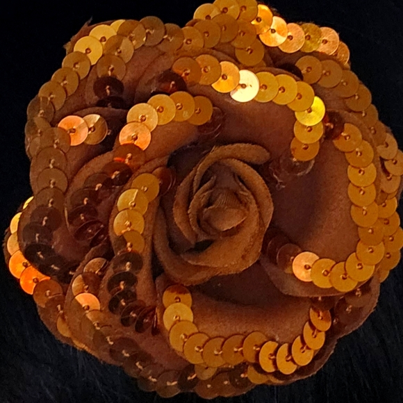 Silk flower brooch/hair clip with sequins details. - Picture 3 of 5